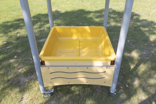 Mobiler Matschtisch mit Spitzdach