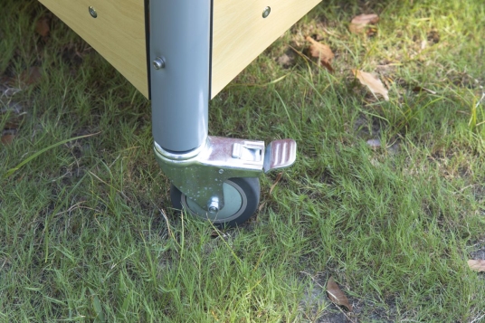 Mobiler Matschtisch mit Spitzdach
