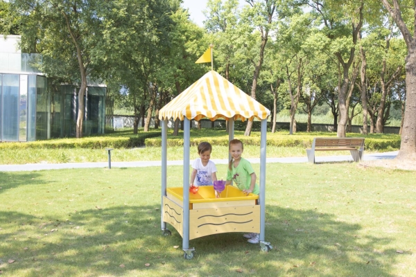 Mobiler Matschtisch mit Spitzdach